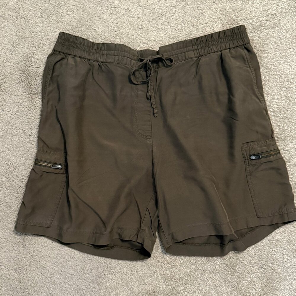 Trouvé at Nordstrom Army Green Cargo Shorts – Size Large